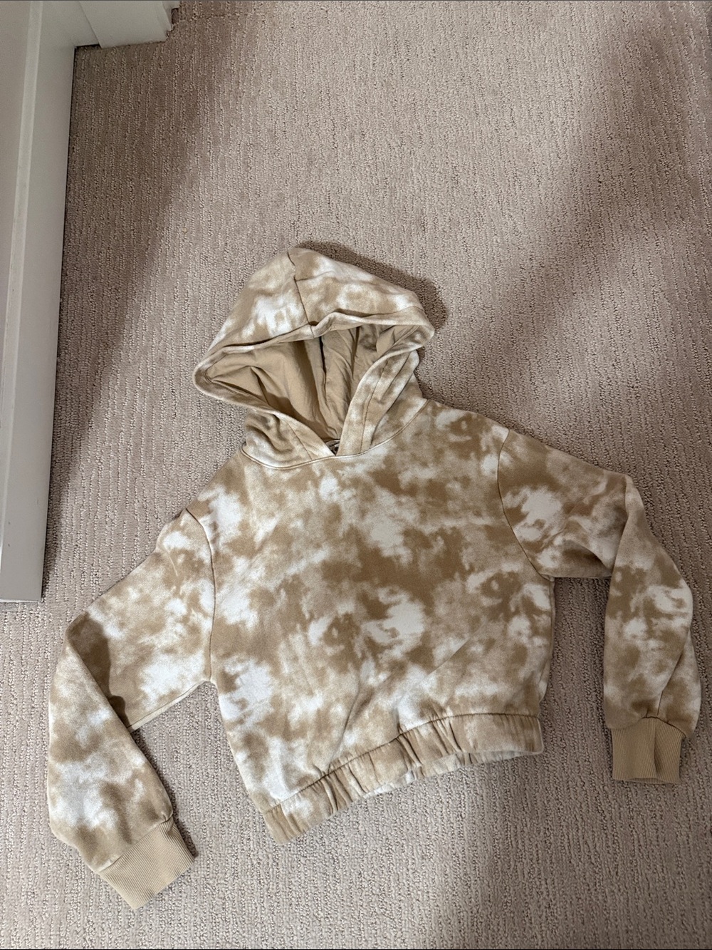 H&M Tie-Dye Cropped Hoodie in Beige and White